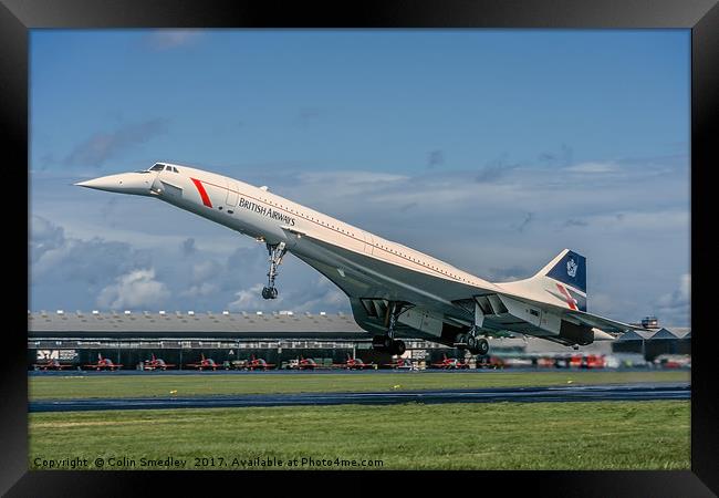 Concorde landing  Framed Print by Colin Smedley