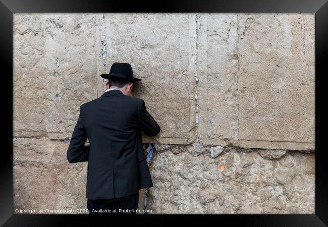 Jew at the wailing wall in jerusalem Framed Print by Chris Willemsen