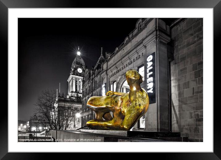 Henry Moore statue outside of Leeds city Gallery. Framed Mounted Print by Chris North