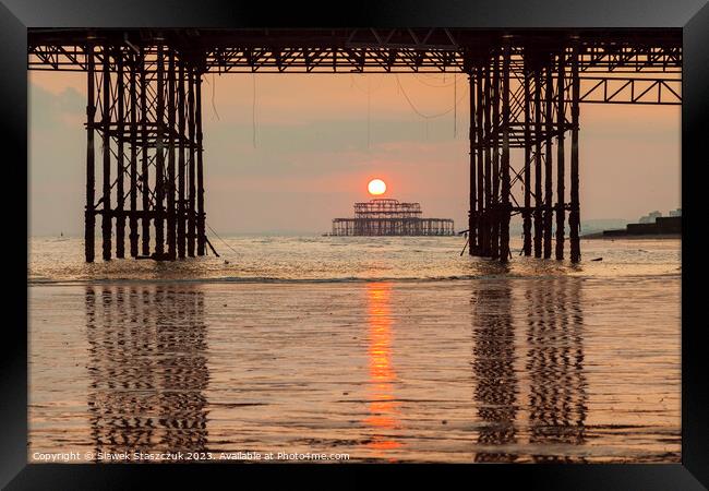 Brighton Beach at Sunset. Framed Print by Slawek Staszczuk