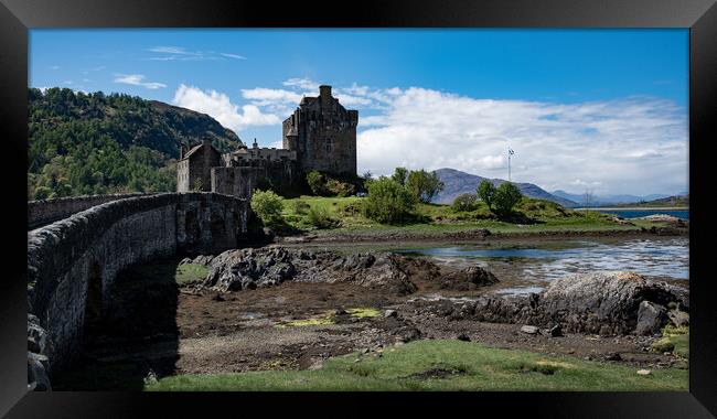 Eilean Donan castle Framed Print by stuart bingham