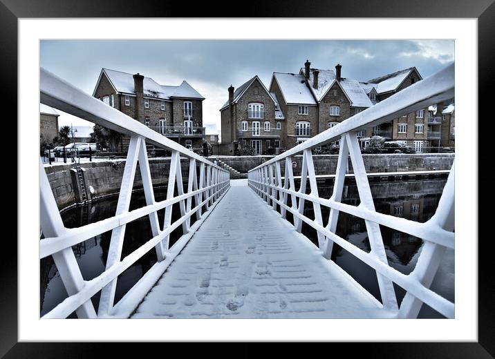 Walkway In the snow chatham kent Framed Mounted Print by stuart bingham