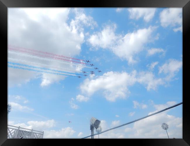 The Red Arrows over Trent Bridge Framed Print by Simon Hill