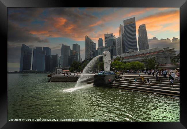 Merlion fountain at sunset in Singapore Framed Print by Sergio Delle Vedove