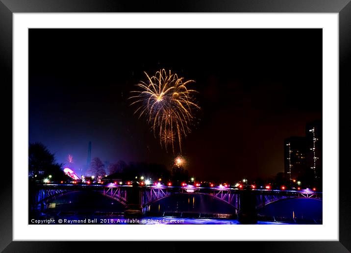 Glasgow Green fireworks 2018 Framed Mounted Print by Raymond Bell