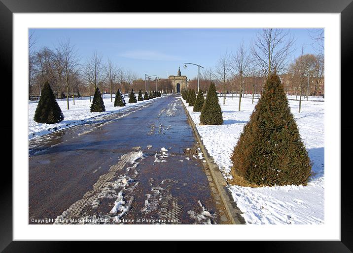 Glasgow Green Framed Mounted Print by Iain McGillivray