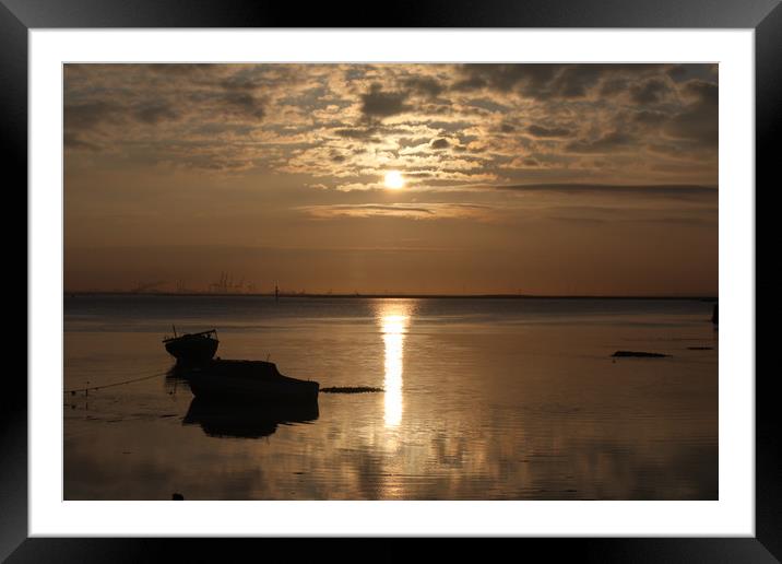 sunrising at strand in gillingham kent Framed Mounted Print by zoe knight