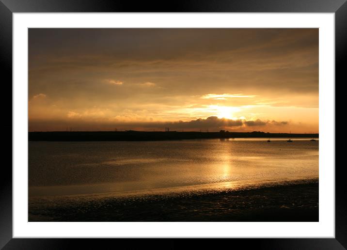 Gillingham sunrise, gillingham pier medway Framed Mounted Print by zoe knight