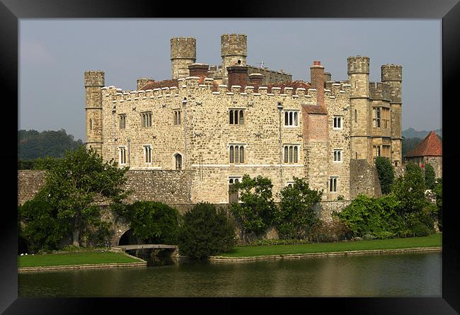 Leeds Castle, Maidstone, Kent Framed Print by Ray Bacon LRPS CPAGB