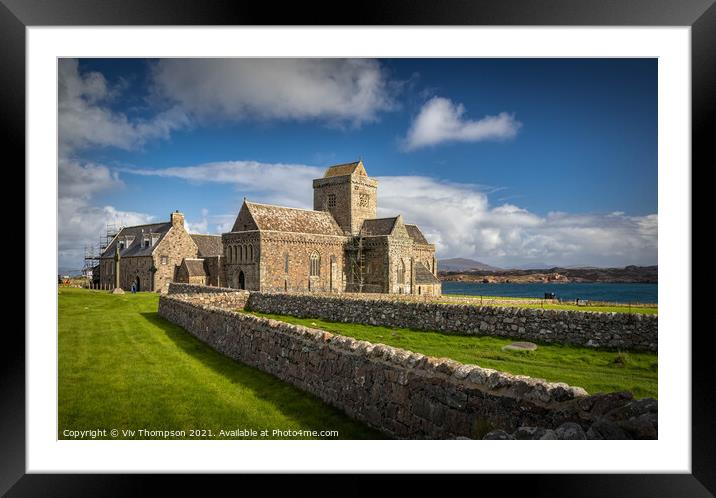 Iona Abbey Framed Mounted Print by Viv Thompson