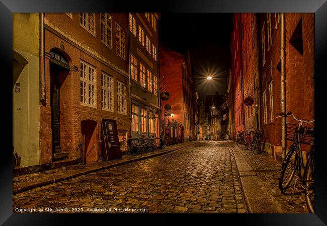 narrow alleyway at night in the city of Copenhagen Framed Print by Stig Alenäs