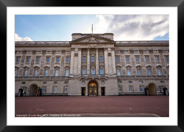Buckingham Palace Framed Mounted Print by Luis Pina
