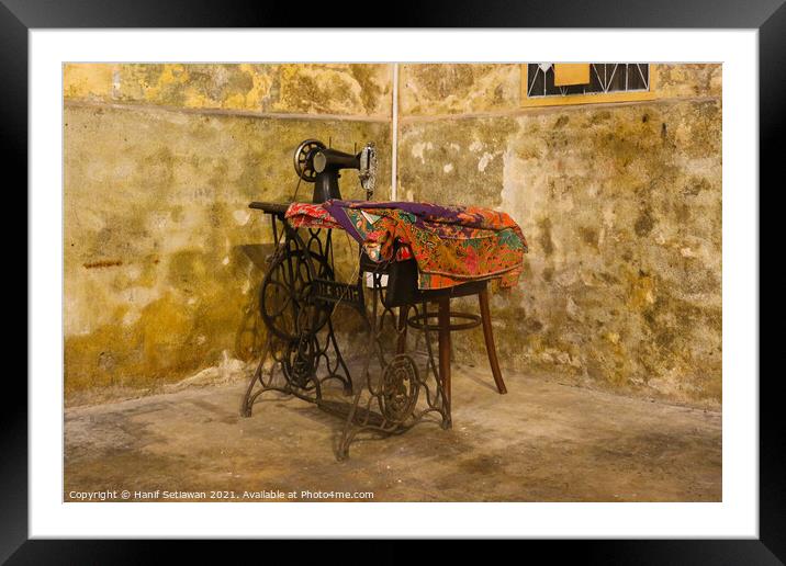 Old sewing machine in vintage room  Framed Mounted Print by Hanif Setiawan