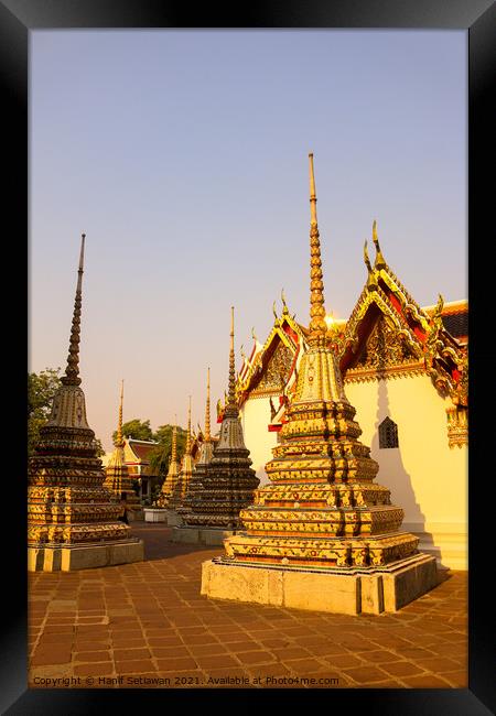 A group of small stupa at Phra Chedi Rai Buddha te Framed Print by Hanif Setiawan