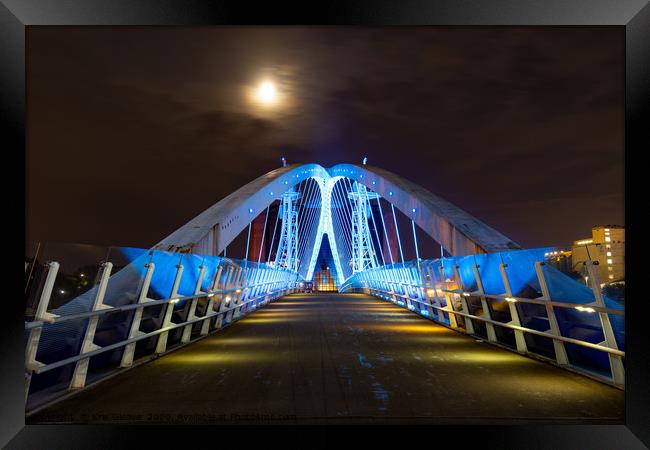 Nightscape of the Millenium bridge at Media City i Framed Print by Kris Gleave