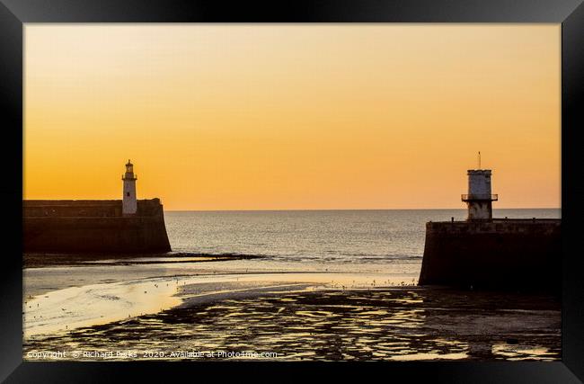 Farewell sea Framed Print by Richard Perks