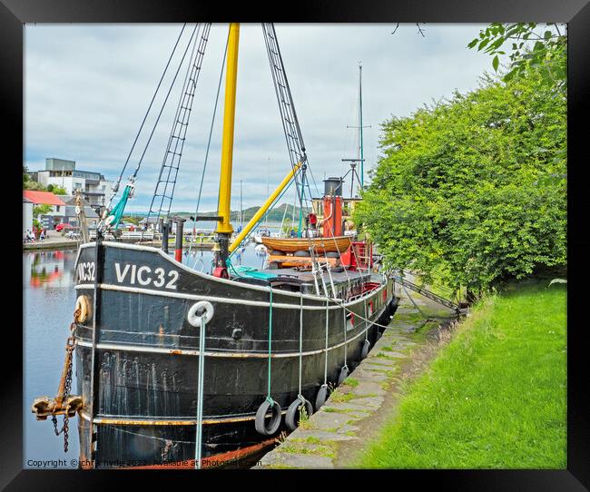 VIC32 Clyde Puffer in Crinan Canal Framed Print by chris hyde