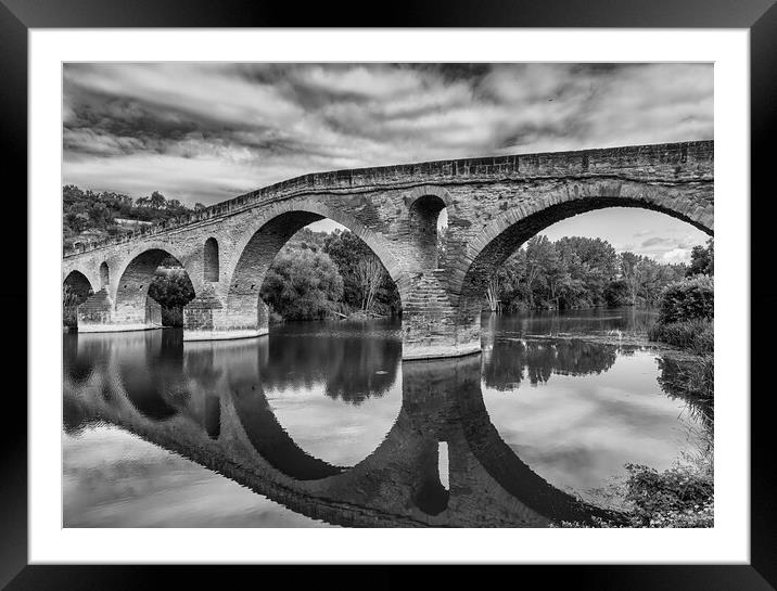 Photography with the Puente la Reina bridge in Black and white Framed Mounted Print by Vicen Photo