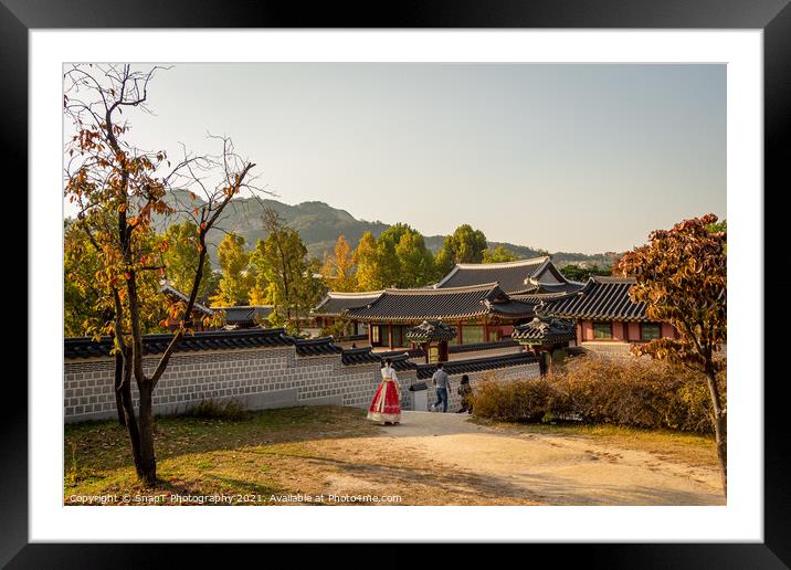Women in hanboks walking at Gyeongbokgung Palace, Seoul, South Korea Framed Mounted Print by SnapT Photography