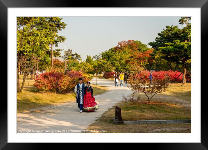 A couple in traditional Korean hanbok dress at Gyeongbokgung Palace, Seoul Framed Mounted Print by SnapT Photography
