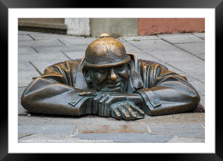The 'Man at Work' statue called Cumil, in Bratislava's old town, Slovakia Framed Mounted Print by SnapT Photography