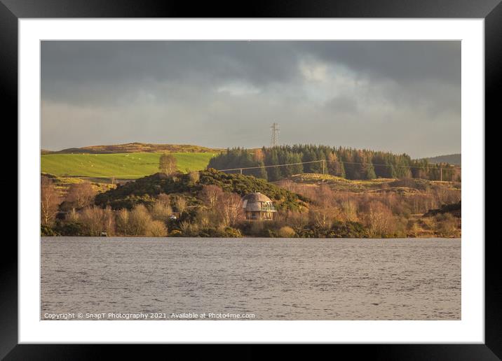 Eco Bothy on Loch Ken, surrounded by woodland, Dumfries and Galloway, Scotland Framed Mounted Print by SnapT Photography