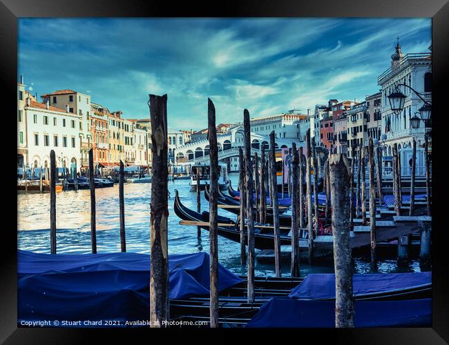 Rialto bridge and Grand Canal in Venice, Italy. Framed Print by Stuart Chard