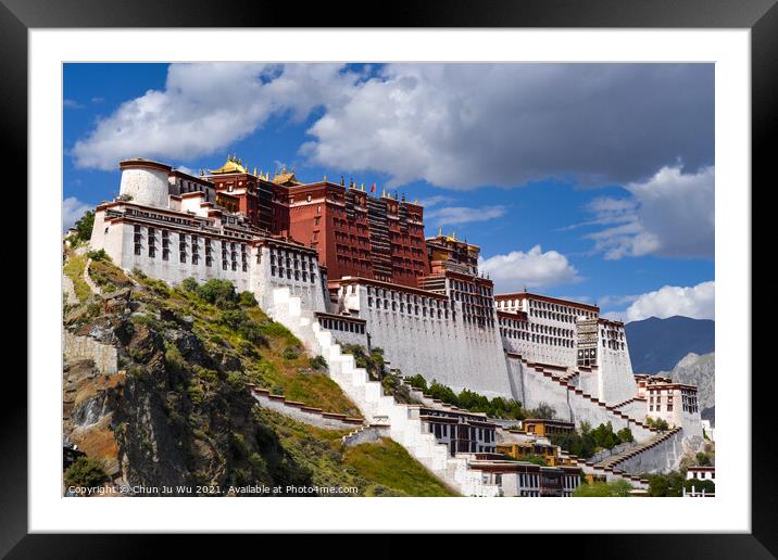 Potala Palace, the former winter palace of the Dalai Lamas, in Lhasa, Tibet Framed Mounted Print by Chun Ju Wu