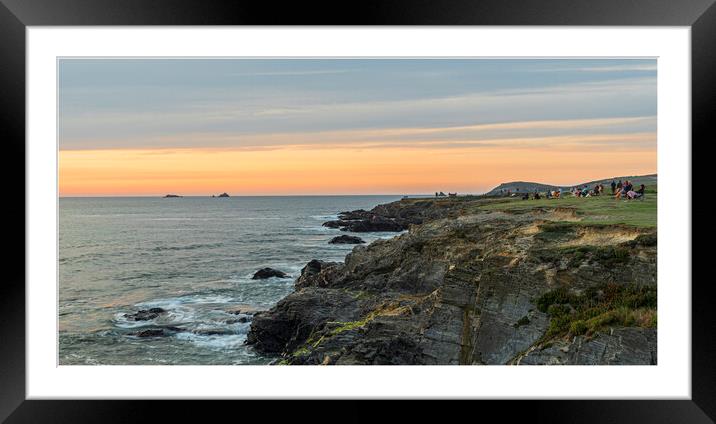 Watching the sunset at Treyarnon Bay, Cornwall  Framed Mounted Print by Frank Farrell