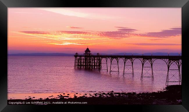 Clevedon pier sunset Framed Print by Les Schofield