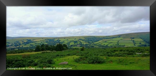 View to Widecombe in the Moor  Framed Print by Les Schofield