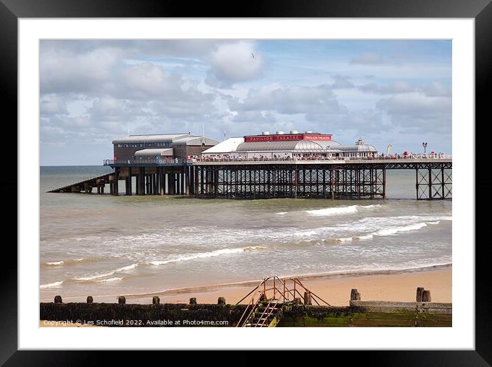 Cromer pier. Norfolk  Framed Mounted Print by Les Schofield