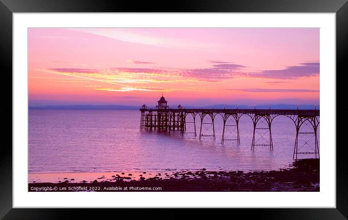 Clevedon pier.  Framed Mounted Print by Les Schofield