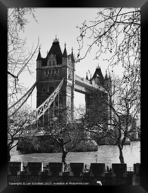 Londons Iconic Tower Bridge Framed Print by Les Schofield