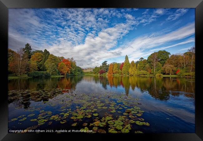 Autumn colours at Sheffield Park in East Sussex En Framed Print by John Gilham