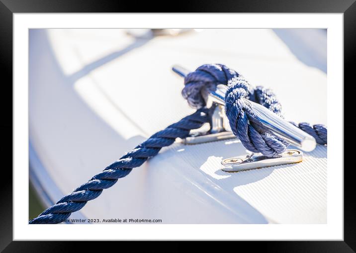 Detail view of blue nautical rope cleat on boat de Framed Mounted Print by Alex Winter