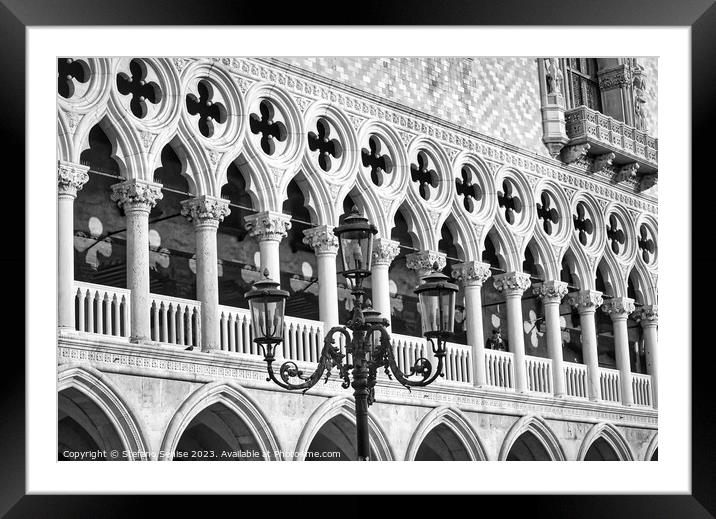 Venetian street lamp in front of the Ducal Palace Framed Mounted Print by Stefano Senise