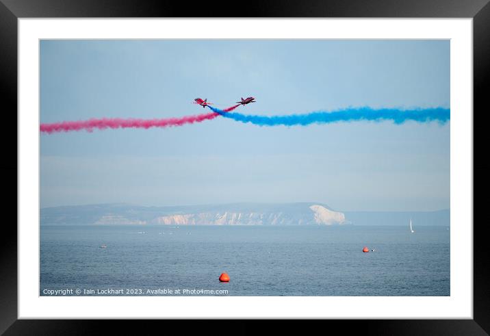 Red Arrows display at Bournemouth Air Festival 2023 Framed Mounted Print by Iain Lockhart
