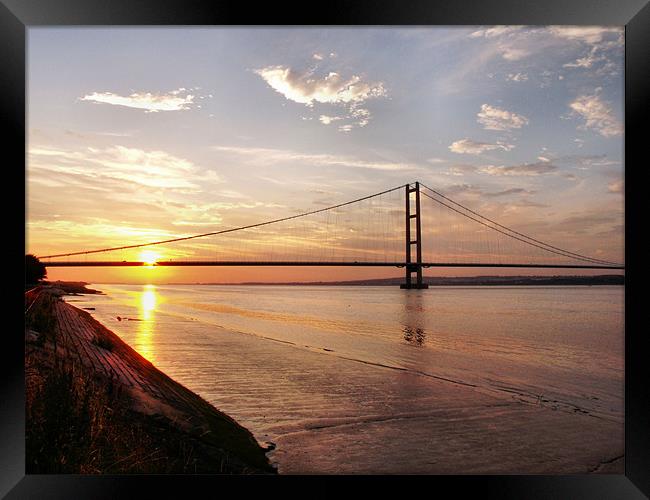 Humber Bridge Sunset Framed Print by Sarah Couzens