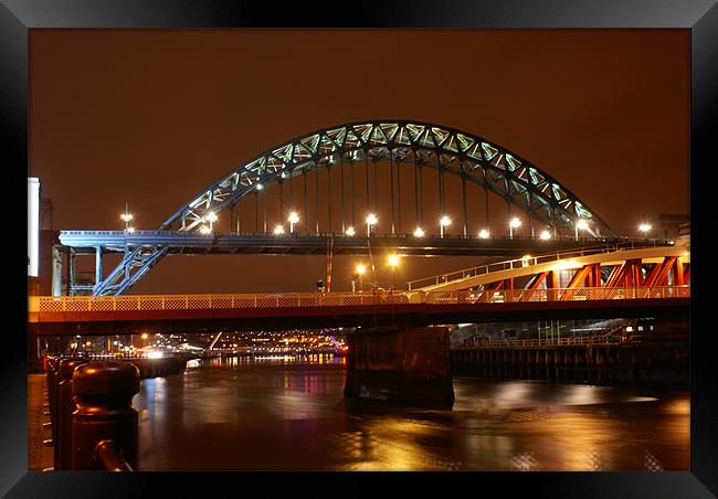 Tyne bridge at night Framed Print by gary barrett