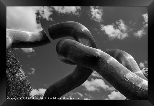 Berlin    broken Chain  Framed Print by Rob Hawkins