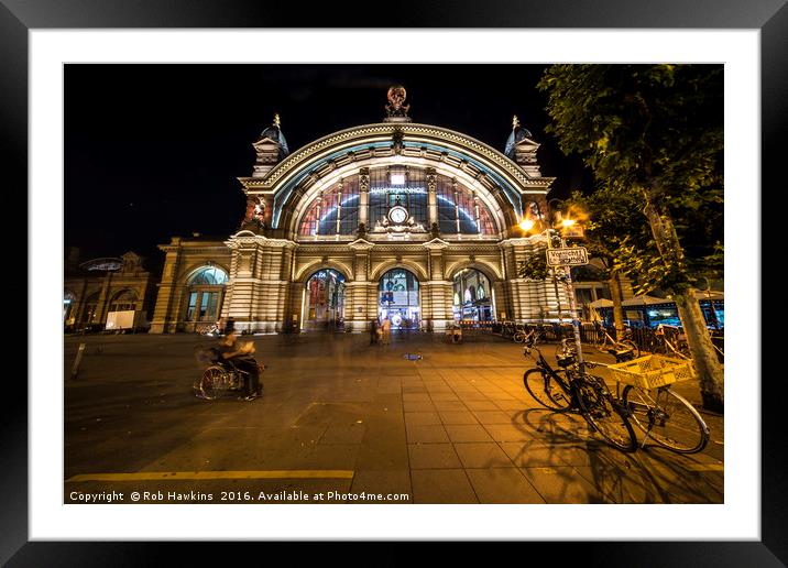 Frankfurt Hauptbahnhof bei nacht  Framed Mounted Print by Rob Hawkins