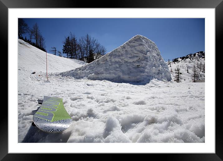 Snowboarding Framed Mounted Print by Ian Middleton