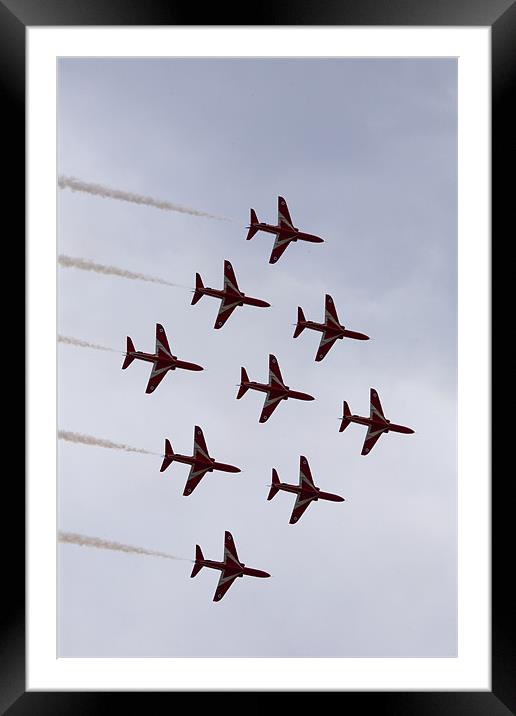 Red arrows in diamond nine formation Framed Mounted Print by Ian Middleton