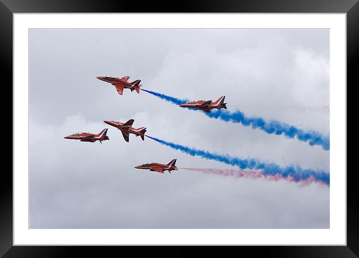 The Red Arrows at Farnborough Framed Mounted Print by Ian Middleton