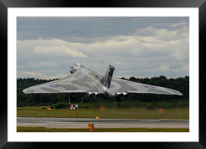  Vulcan bomber XH558 at Farnborough Framed Mounted Print by Oxon Images
