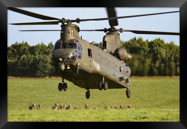 Chinook picking up Troops Framed Print by Oxon Images
