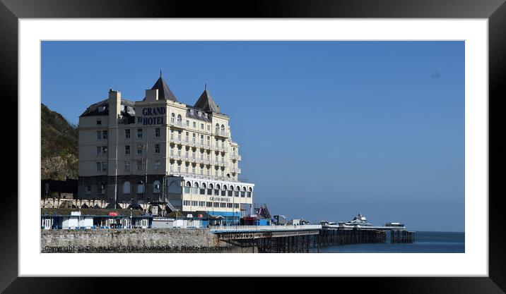 The Grand Hotel, Llandudno, and Llandudno pier. Framed Mounted Print by Dave Lloyd