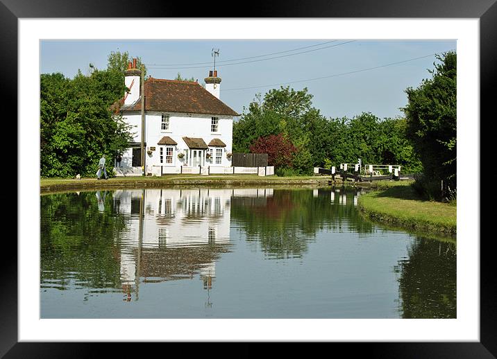 Lock Keepers Cottage nr Marsworth. Framed Mounted Print by graham young
