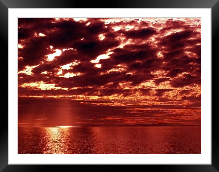 Sunset Horizon. Framed Mounted Print by paulette hurley